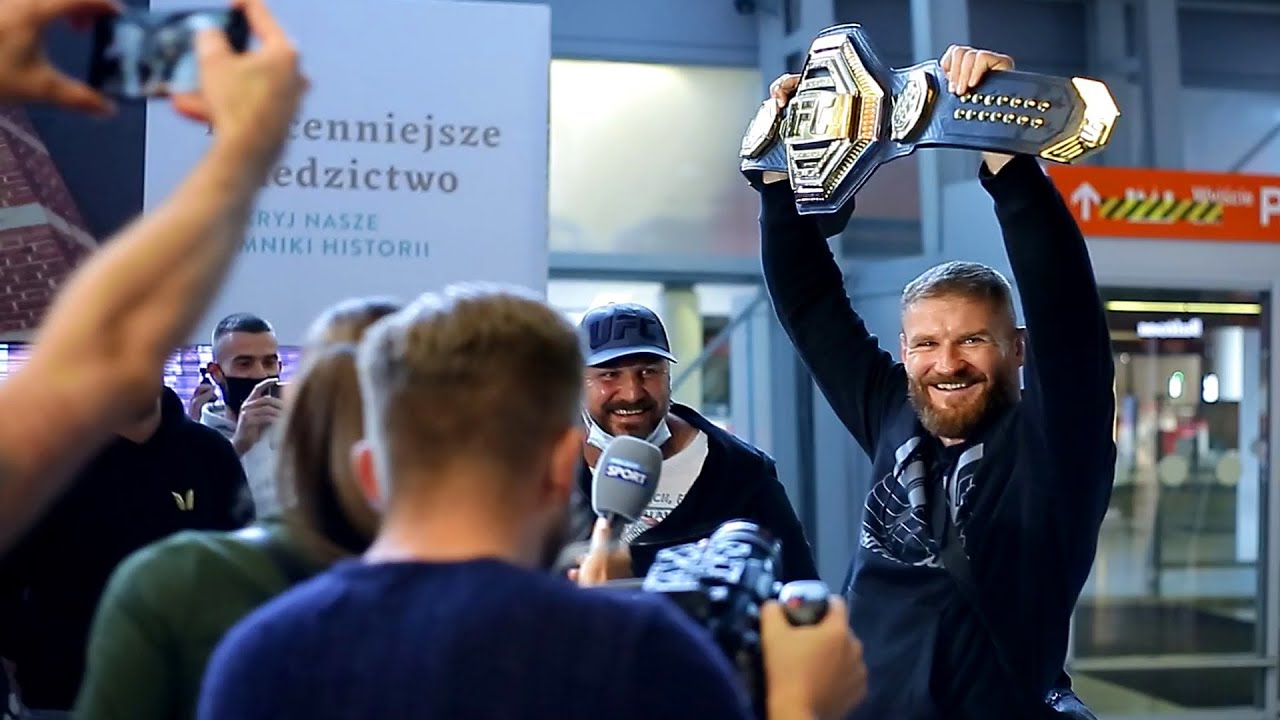 MISTRZ! MISTRZ JAN BŁACHOWICZ MISTRZ UFC!  NA LOTNISKU CHOPINA W WARSZAWIE W OTOCZENIU FAN&Oacute;W