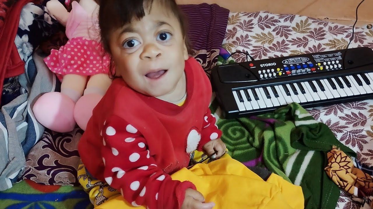 आज मंकू बेदू बजा रहे हैं म्यूजिक गिटार 🥰🤗🤗