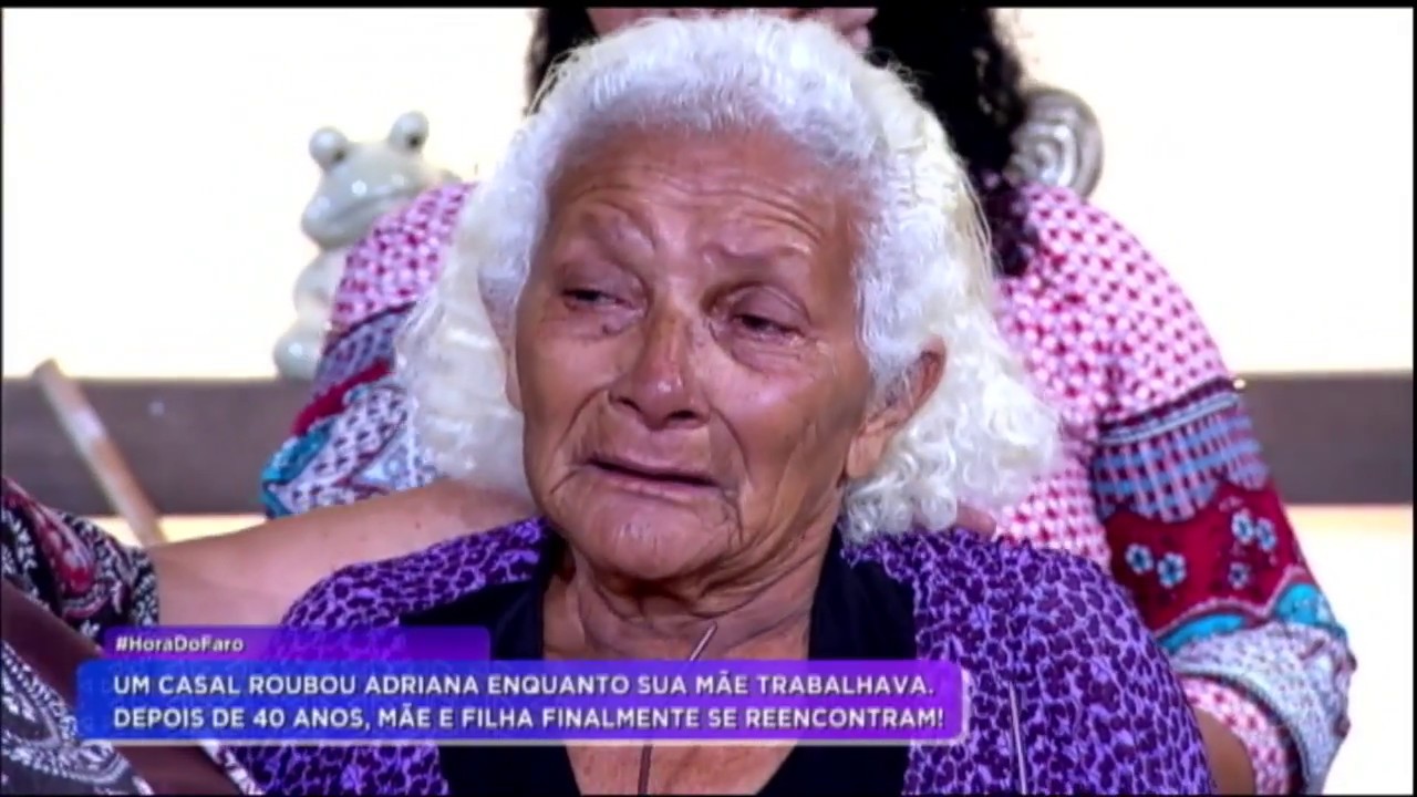 Mãe e filha se reencontram no palco do Hora do Faro