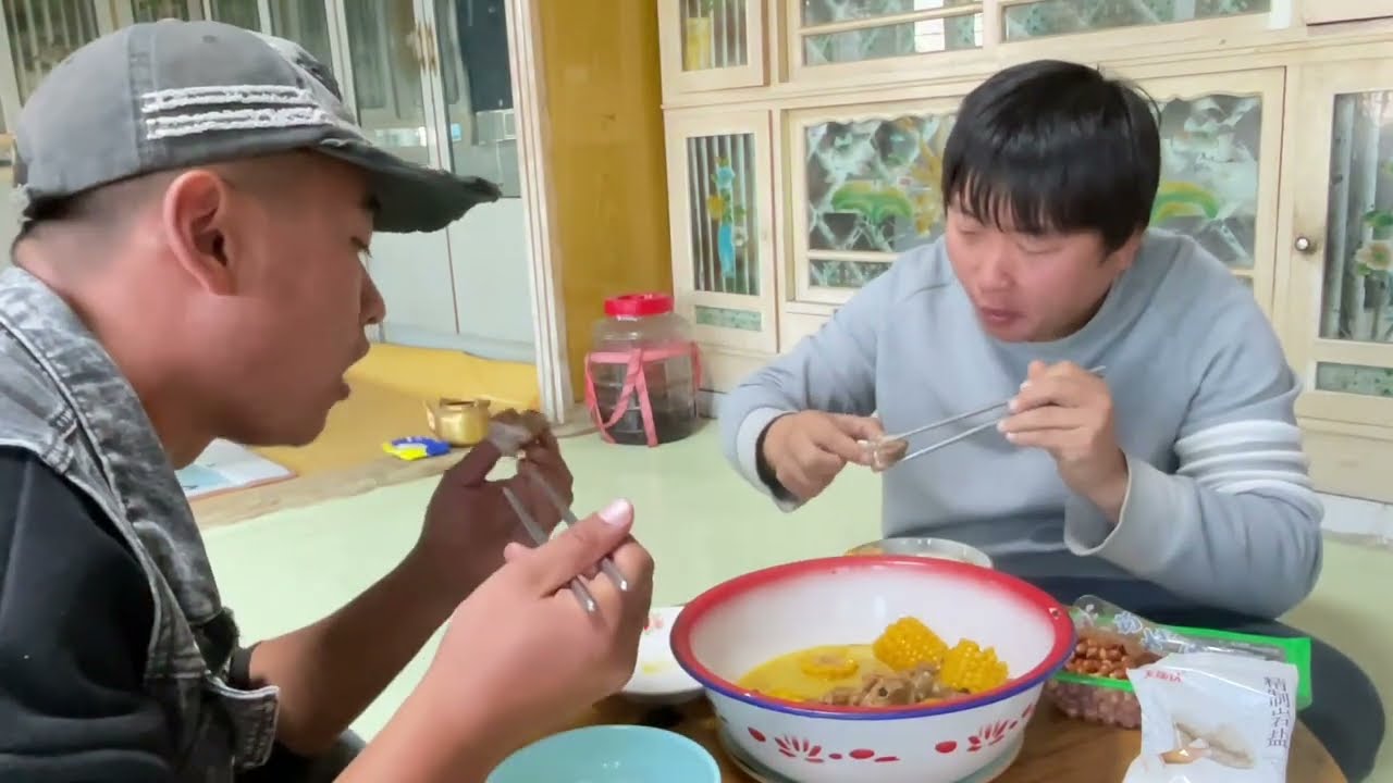院子里玉米割完了，趁天气好扒玉米，过两天磨粘碴子做大碴粥吃