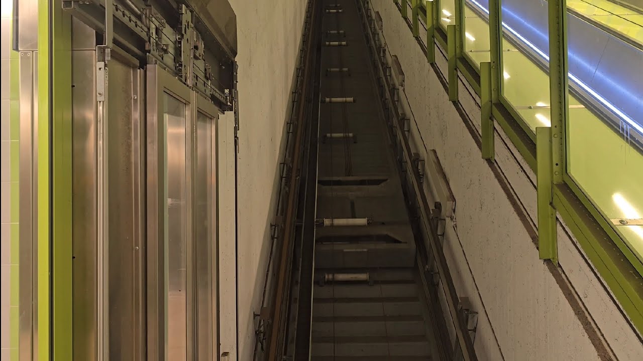 Fast and noisy SMW funicular @ Hallunda Metro (Line13) in Stockholm Sweden