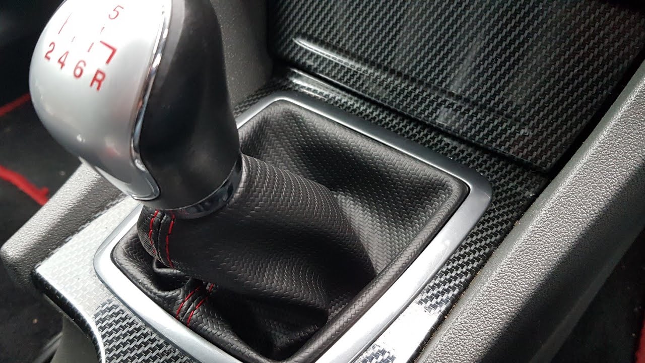 Установка чехла на коробку передач Focus ST MK2 FACELIFT, карбоновый эффект с красной отделкой