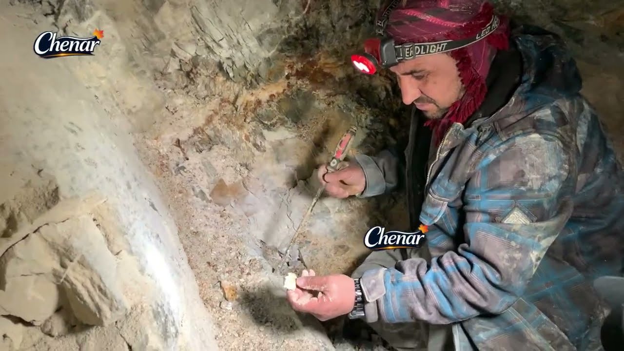 Emerald extraction from Panjshir mines/اسختراج زمرد از معدن‌های پنجشیر