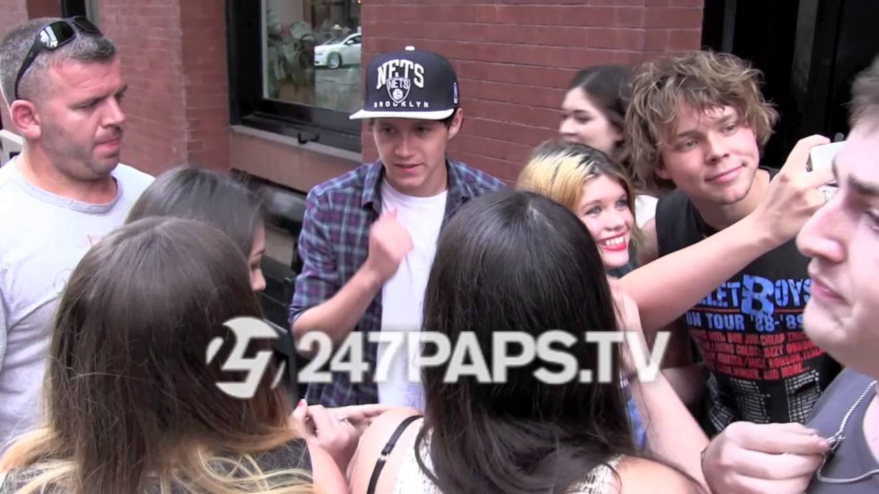 (Exclusive) Niall Horan and Ashton Irwin Eat Lunch in Soho NYC 08-03-14