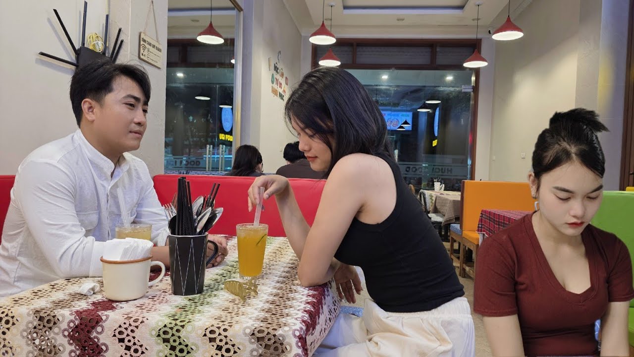 Tình cảm chớm nở nhưng Tùng lại biến mất không một lời giải thích bỏ lại Hướng với nỗi đau không lời