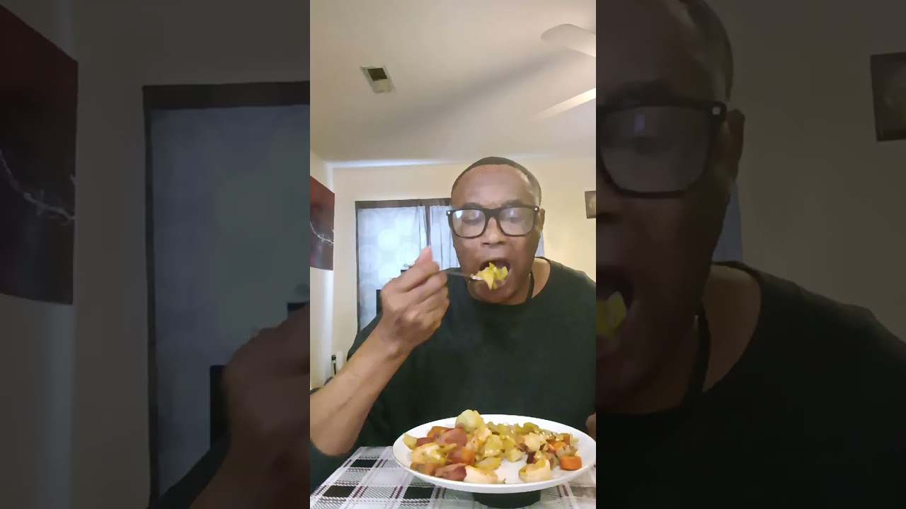 Im will, part 2 eating cabbage 🥬 shrimp 🦐 and sausage....