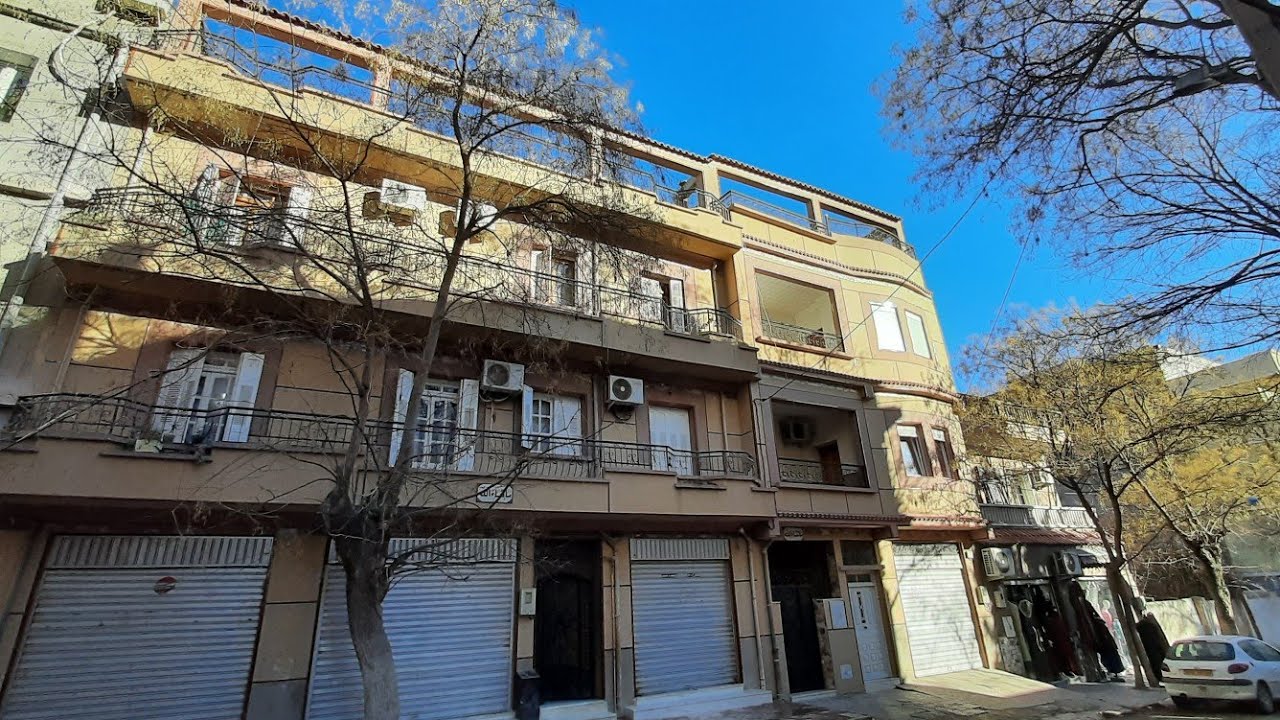 A vendre Maison fi Boumarchi Sétif. fiha 242m carré. R+2.+ Terasse. 0661599196/0549804533.