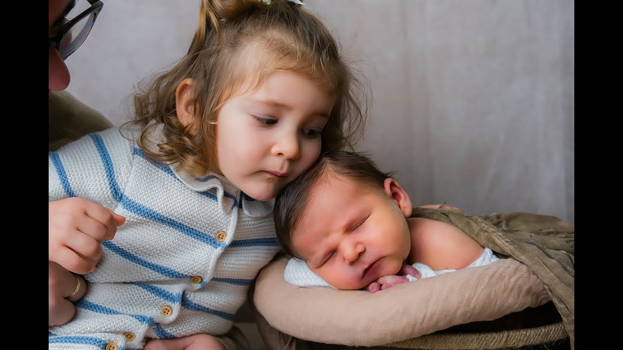 Sesión Newborn en Jerez | Bebé recién nacido con su hermana | Fotografía newborn
