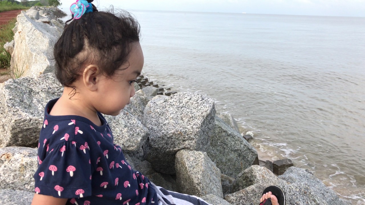 Adzra Areesya tengah tengok pantai katanya