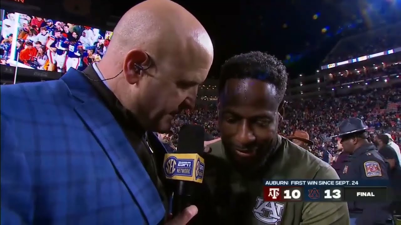 Cadillac Williams post-game interview and celebration with Auburn student section