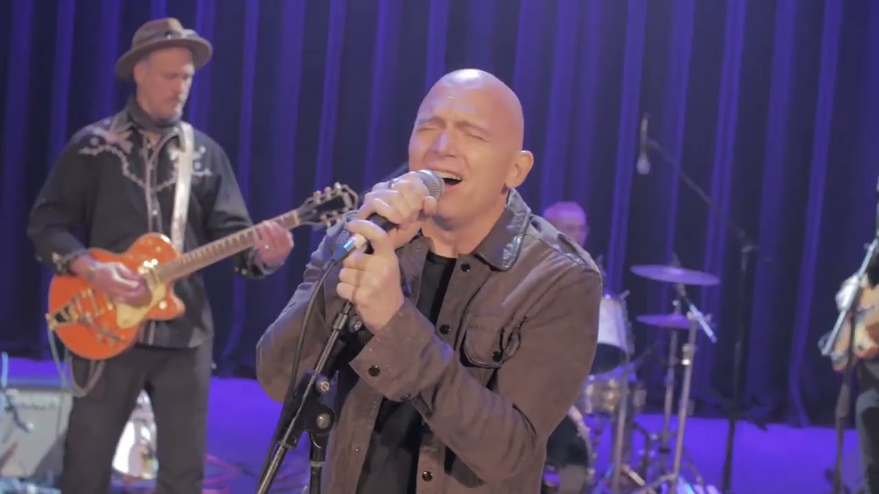 Michael Cerveris sings Bowie's Rock and Roll Suicide