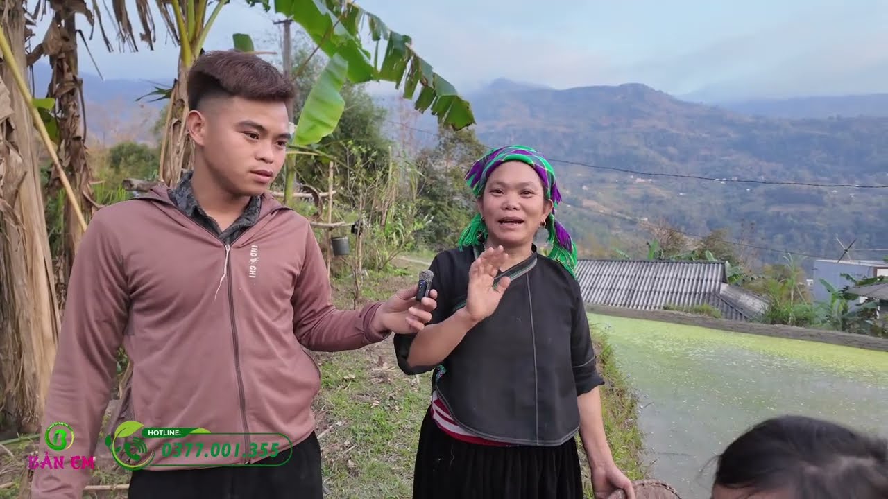 Được Hàng Xóm Đem Gà Tặng Cho Em Bé Cháu Lực. Ngày Cả Nhà Ngồi Cùng Nhau Gói Bánh Chưng