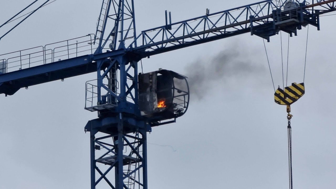 Cabine hijskraan in brand tientallen meter boven de grond Westerbroek