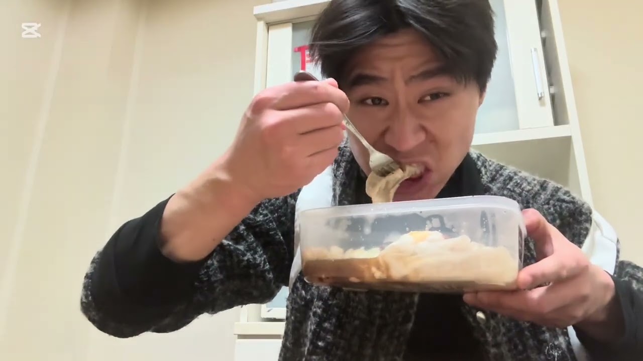 回到家，自己给自己做一顿饭 🍳 After my night shift, I go home and cook a meal for myself 🍳