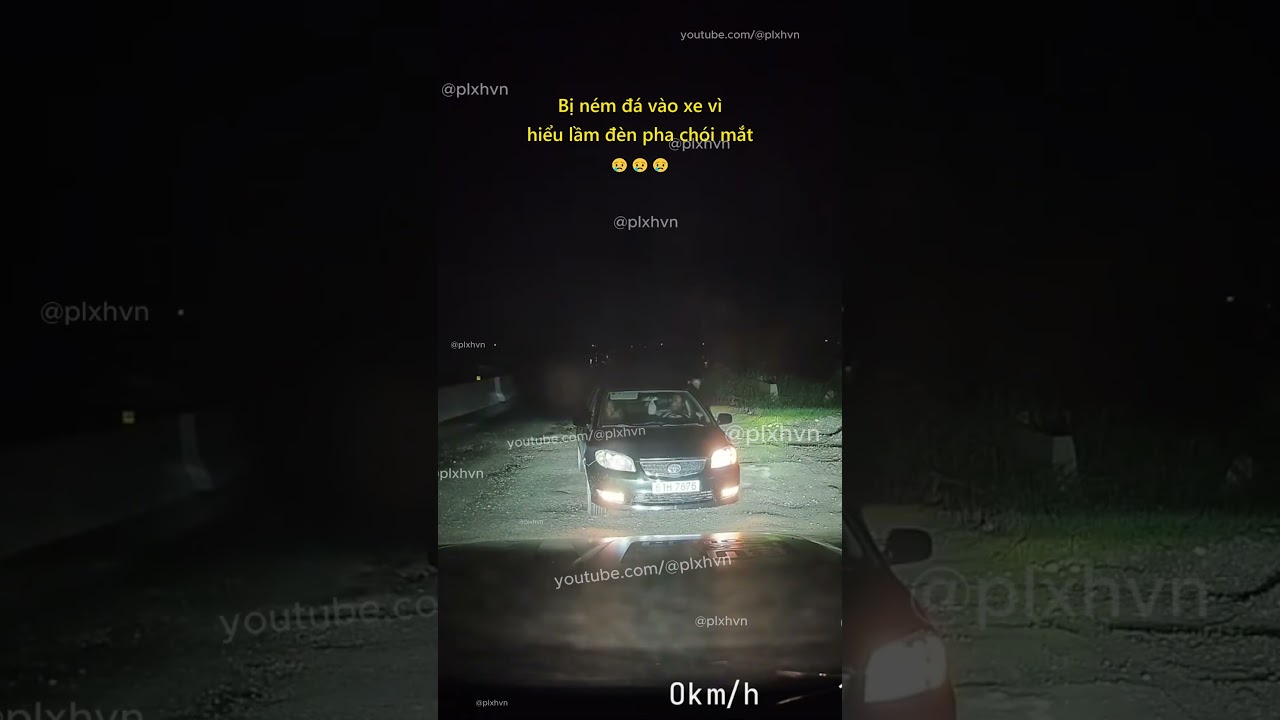 Bị n&eacute;m đ&aacute; v&agrave;o xe v&igrave; hiểu lầm đ&egrave;n pha ch&oacute;i mắt 😢 #giaothong #vanhoagiaothong #tinhhuonggiaothong