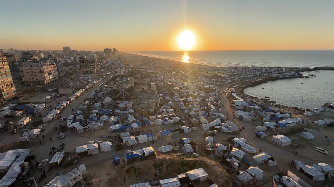 خيام النازحين على شاطئ بحر غزة وسط دمار واسع خلفه العدوان الإسرائيلي