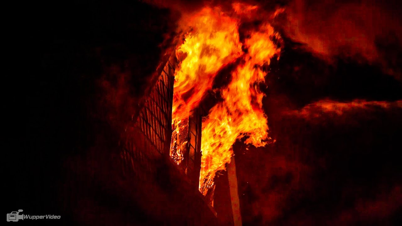 Flammeninferno bei massivem Dachstuhlbrand in Wuppertal-Ronsdorf | 04.11.2019