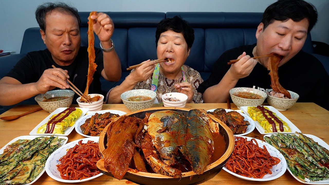 Корейская домашняя еда! Тушеное выдержанное кимчи и скумбрия - кулинарное шоу Мукбанг