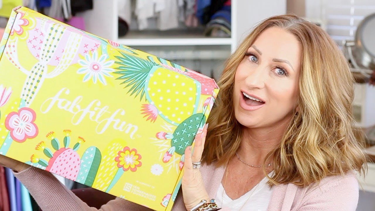 BEST BOX EVER FabFitFun Spring 2019 Over 40
