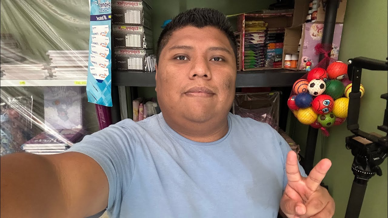 Realizando limpieza en la Papelería y hechando chismecito.