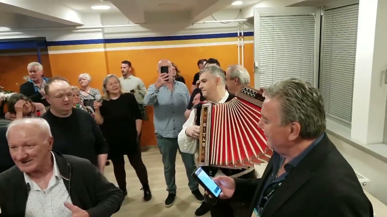 Simon Golobič, Rudi Poljanšek (harmoniki) in ostali prisotni - Venček luštnih (v živo)