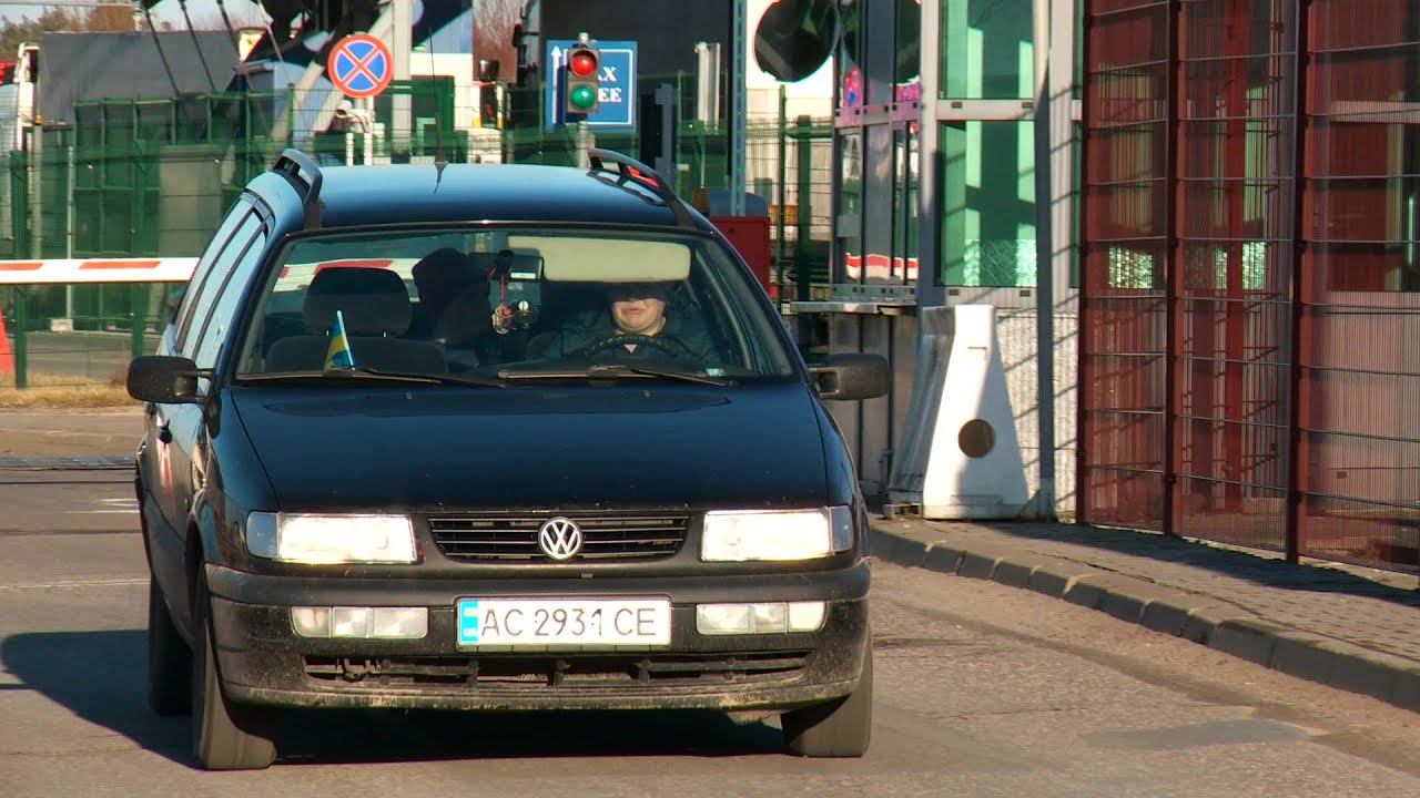 Cars from Ukraine cross border to Poland after Russian invasion | AFP