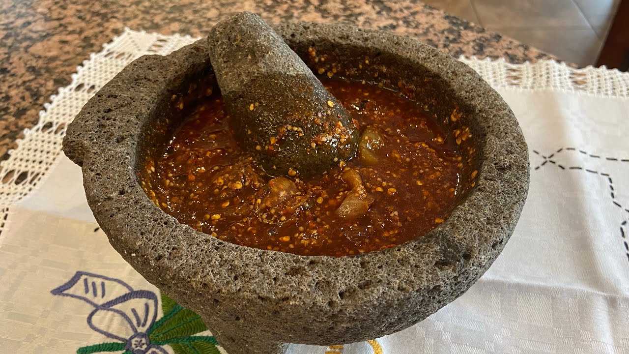 Chile del molcajete, con tomatillos y chiles de árbol.