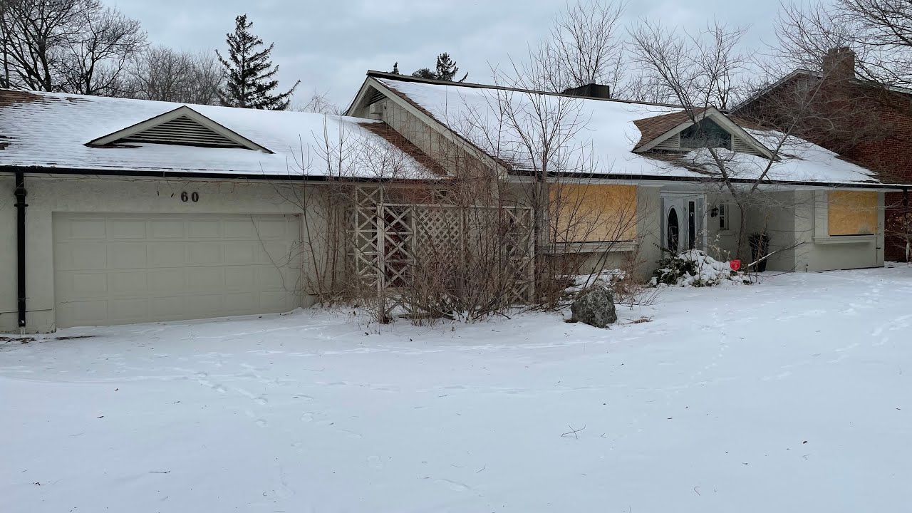forgotten ABANDONED millionaire's custom 1980s house!
