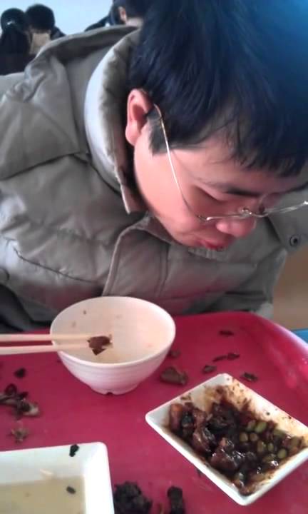 广仔吃饭