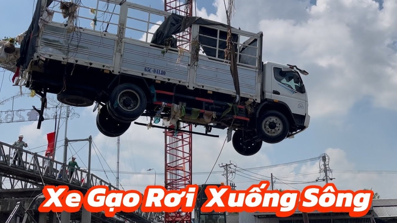 Tài xế thoát chết trong gang tấc.Xe chở hàng tấn gạo rơi xuống sông do gãy cầu.