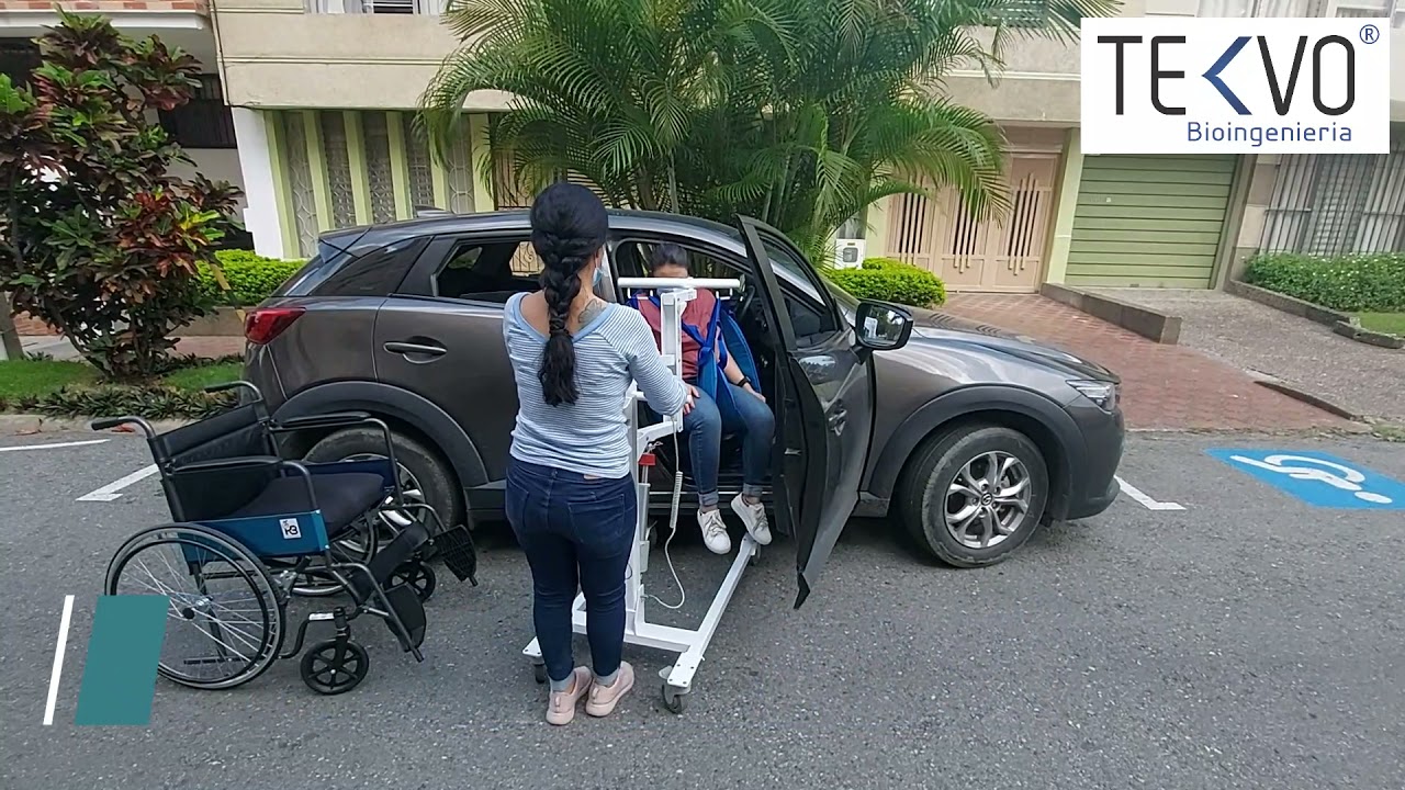 Como trasladar de la silla de ruedas al carro a una persona con limitación en su movilidad