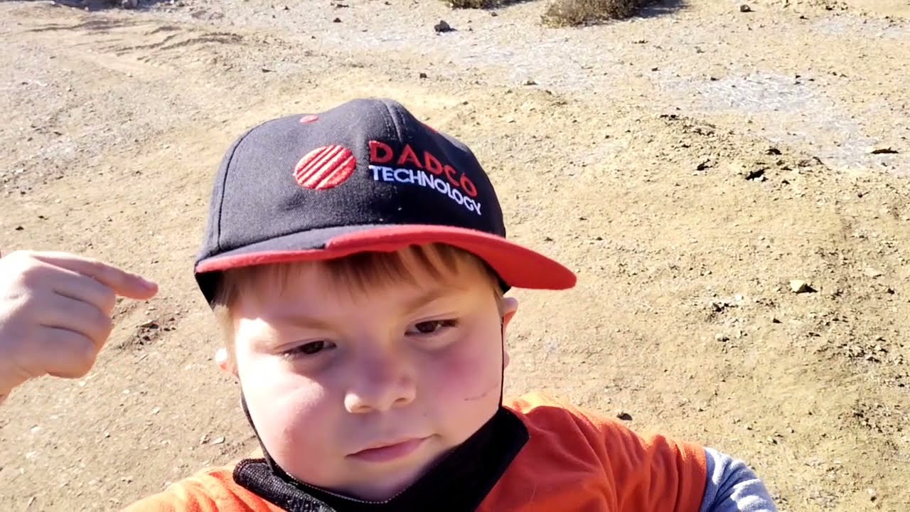youtubers Dadco Technology Chile, con detector de metales