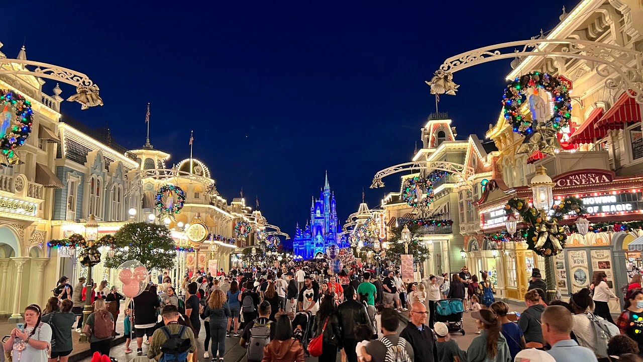 Christmas at Magic Kingdom | Going on the Jingle Cruise | Best Meal at Tony's Town Square Restaurant