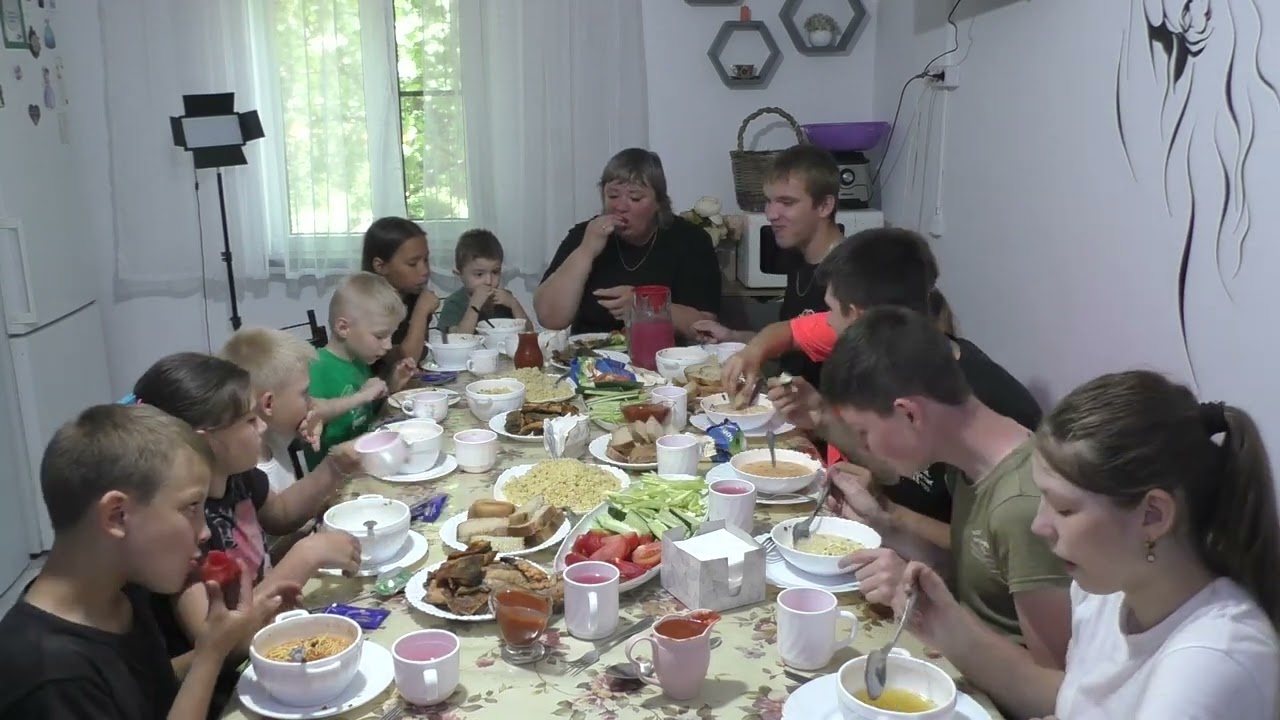 Посиделки в большой семье. мама и дети