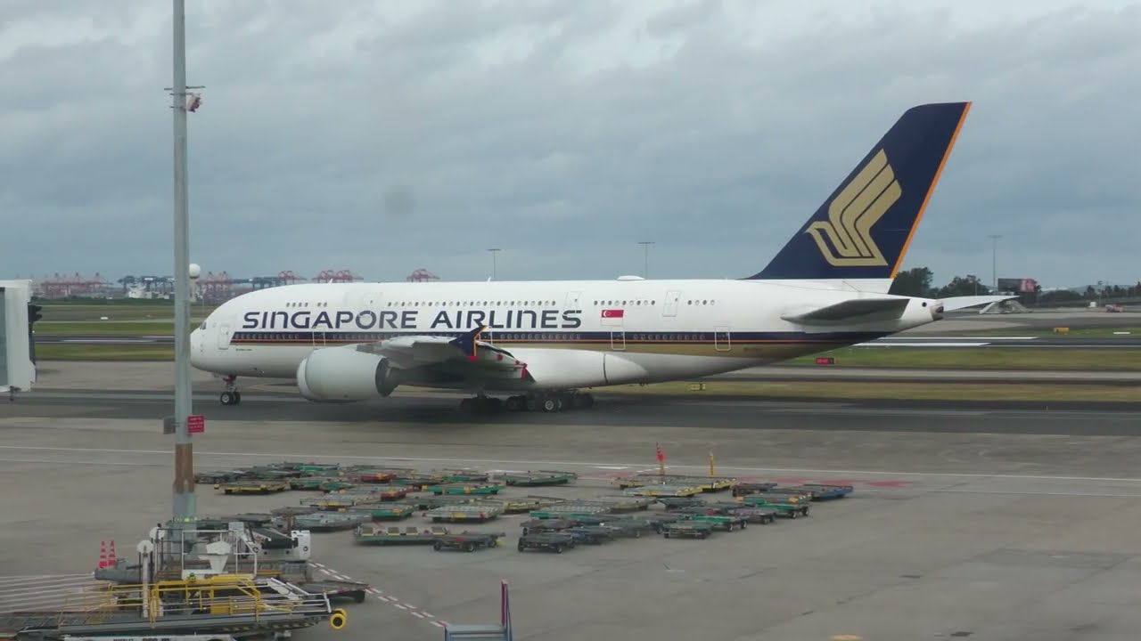 Two A380 departures in a row from Sydney International SQ222 and QF11