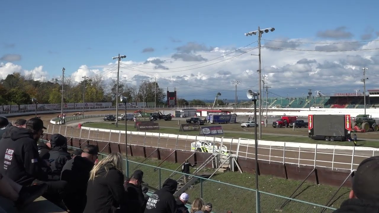 Mat Williamson hurts his 358 engine in Super DIRT Week practice Oct 8 2025