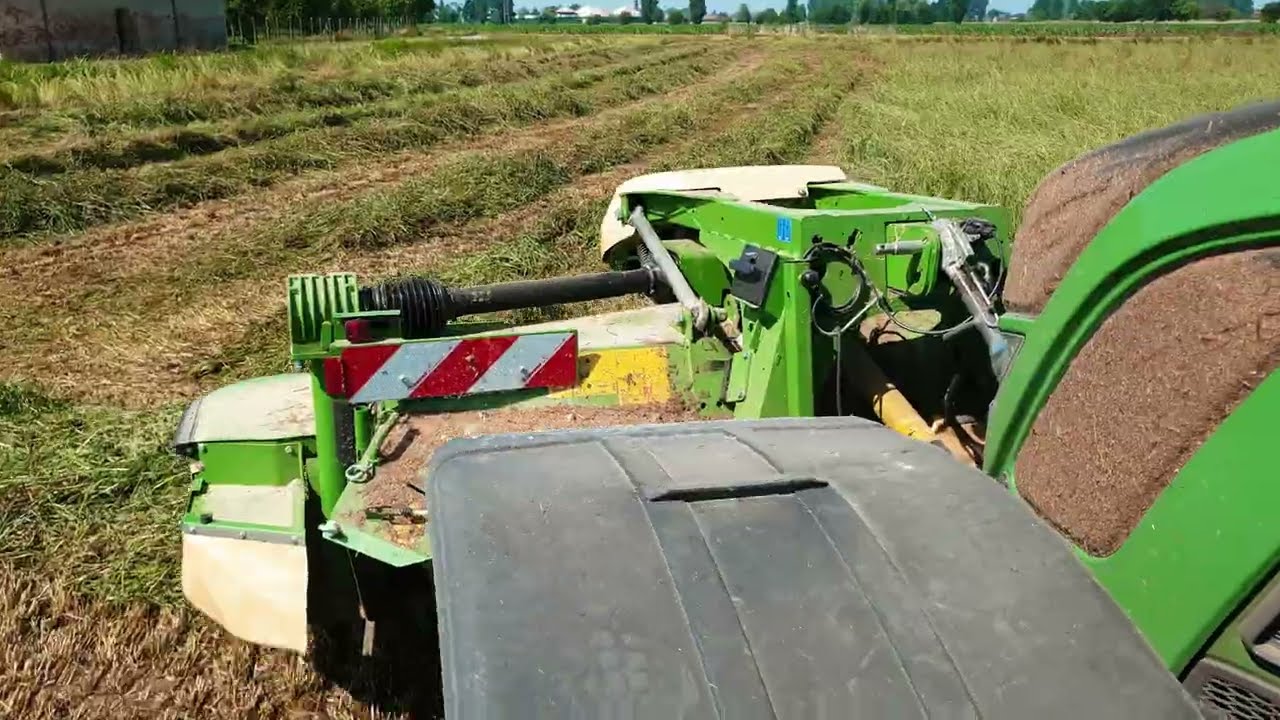Taglio per fieno con Krone Easy Cut F320 CV frontale e posteriore fienagione 2023 Fendt 720 vario