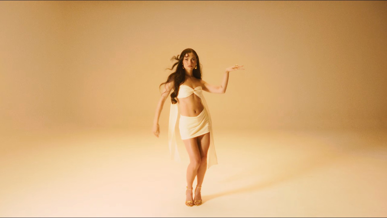 Sin&eacute;ad Harnett - Foreign (Visualizer)