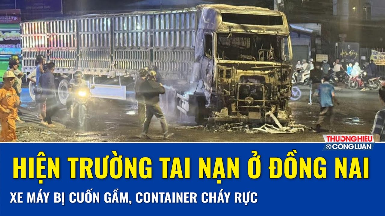 Container rẽ phải tông xe máy, phần đầu bùng lửa kèm khói đen bốc cao, xe máy biến dạng
