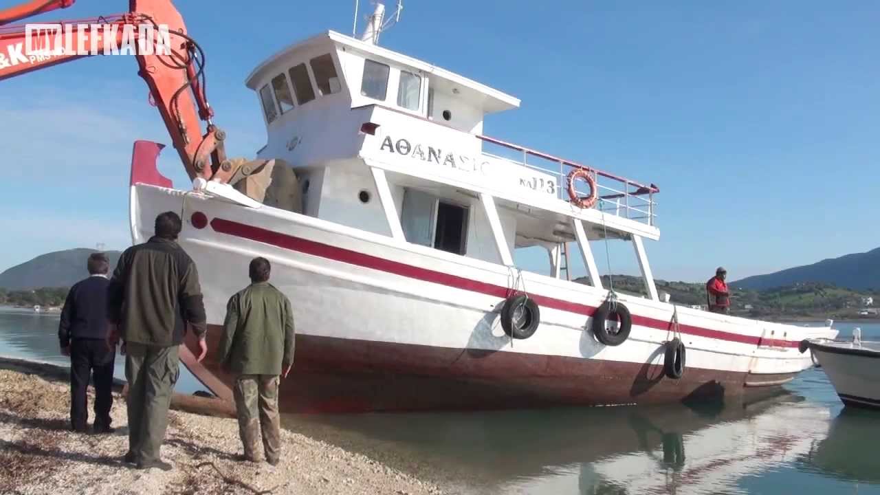 Καταστροφή ξύλινου παραδοσιακού σκάφους στην Λευκάδα