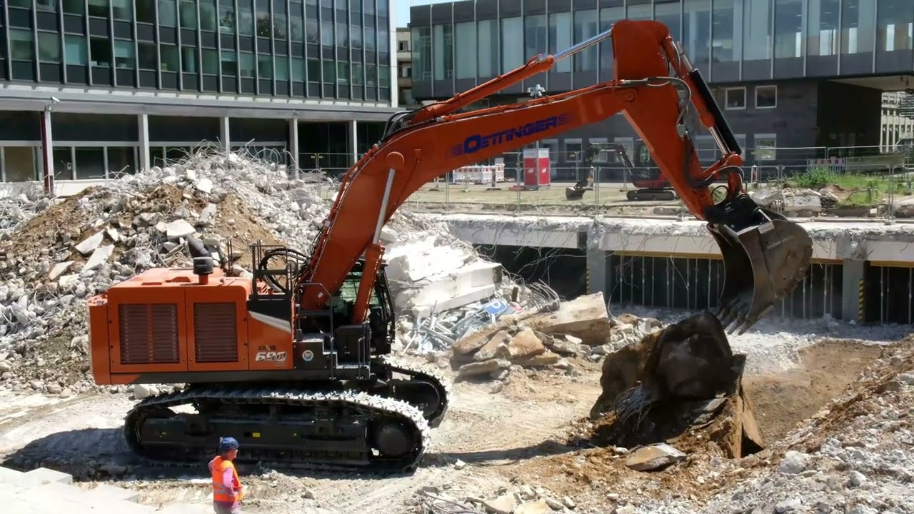 Hitachi ZX690-7 LCH vs. Fundament