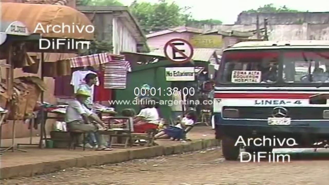Ciudad de Encarnacion en Paraguay - Puestos con venta de mercaderias 1992