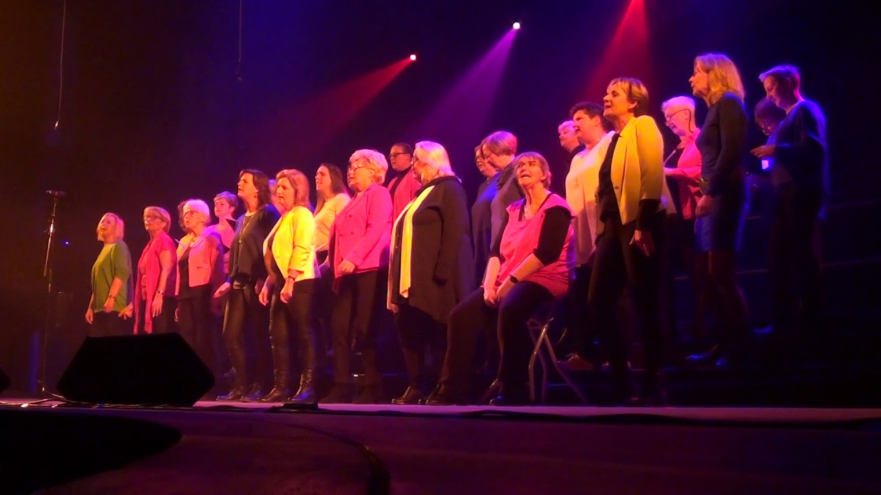 Popkoor 2B2GETHER zingt I won't give up