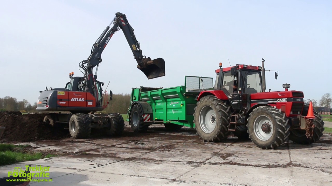 Oudman Pieterburen aan het compost strooien