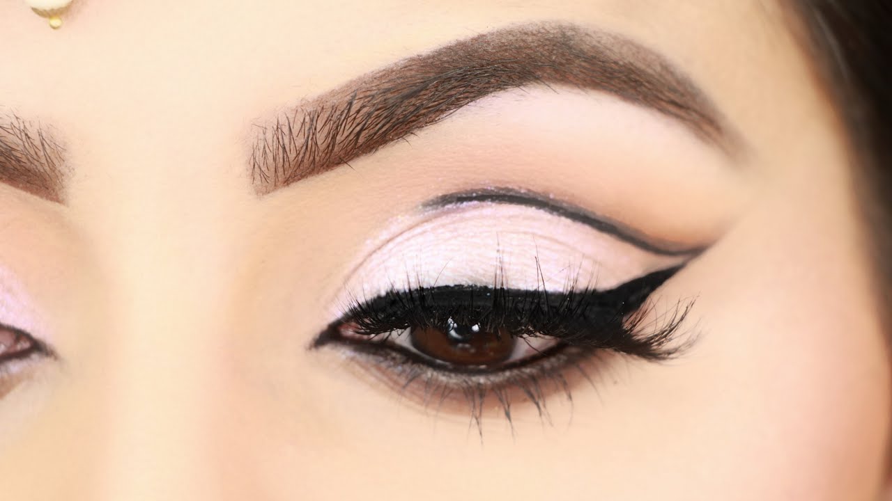 ड्रामेटिक ऑय लाइनर कैसे अप्लाई करें  How to Apply Step by Step Dramatic Eyeliner |Deepti Ghai Sharma