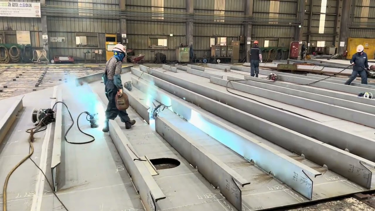 Auto welding#girl#viyatnam#southkorea#shipbuilding #shipyard #welding #shiping #srilanka#대한민국#용접