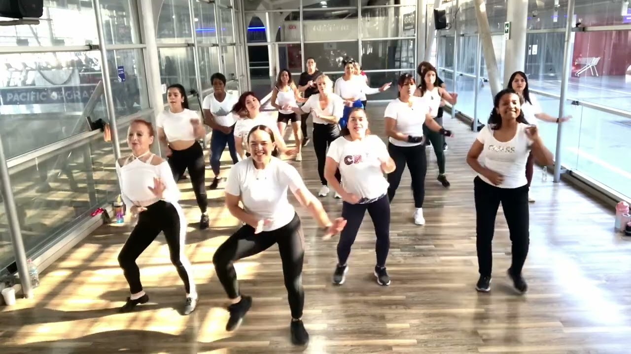 Coreografía La Diabla 💃🏻🤍 #zumbadance #bailarzumba #coreografias #bailaquelavidaesunafiesta