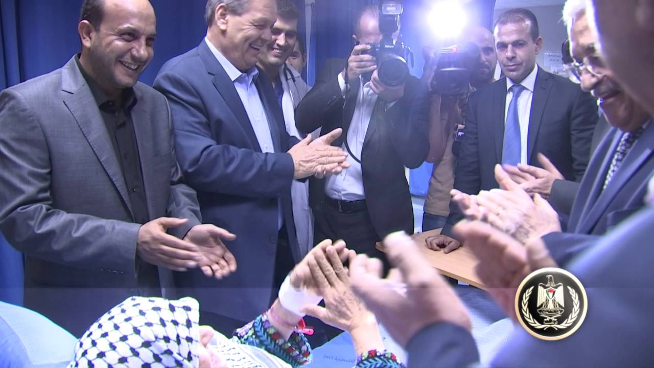 السيد الرئيس يزور مجمع فلسطين الطبي ويعود المرضى ووالدة الشهيد سميح المدهون