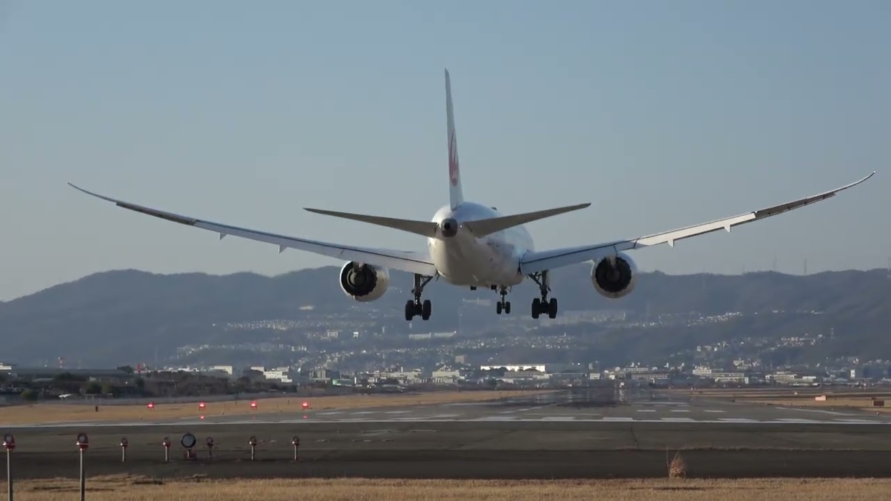 【4K】頭上スレスレ❕千里川土手で体感する伊丹空港の超・迫力離着陸