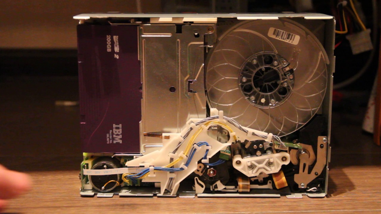 Загрузка и выгрузка картриджа в накопителе LTO-3